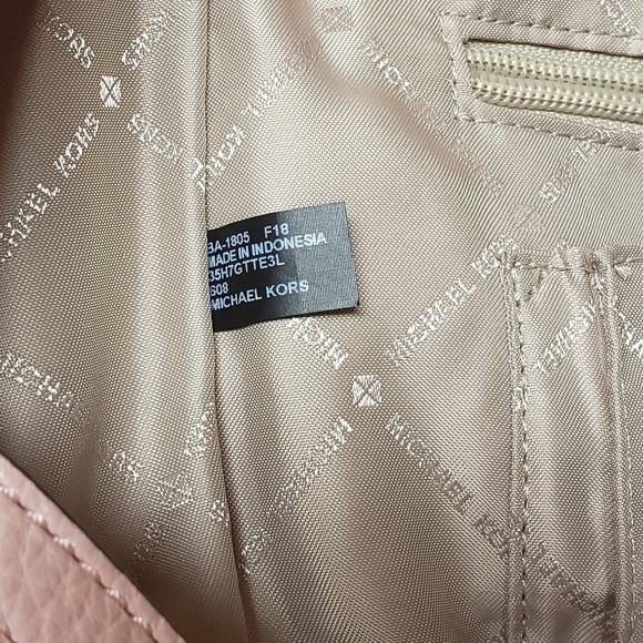 🦋🦋 Michael Kors Purse 🦋🦋 - Picture 8 of 8